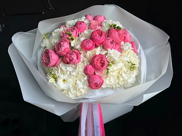 Букет з гортензій, фрезій та кущової піоновидної троянди Silva Pink