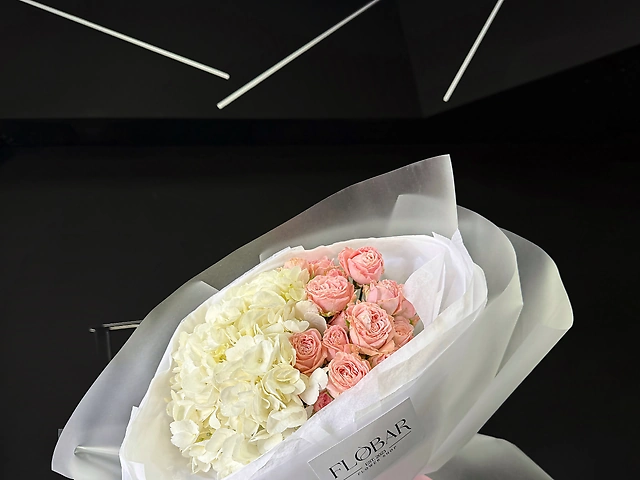 Букет з білої гортензії та мадам бомбастік