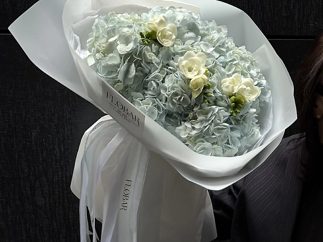 Букет з блакитних гортензій та ароматних фрезій