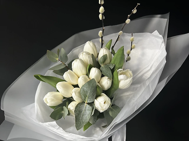 Букет з білих тюльпанів, евкаліпту та верби