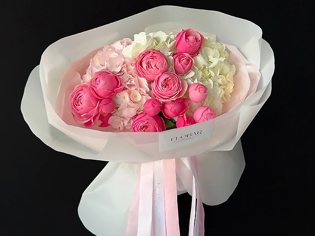 Букет з гортензій та кущової піоновидної троянди Silva Pink