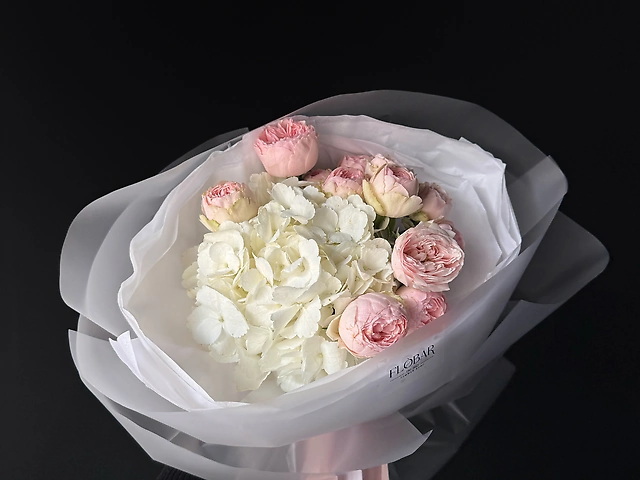 Букет з білої гортензії та мансфілд