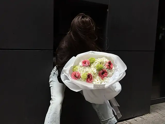 Букет з білих гортензій, троянди Mandarin та вібурнуму