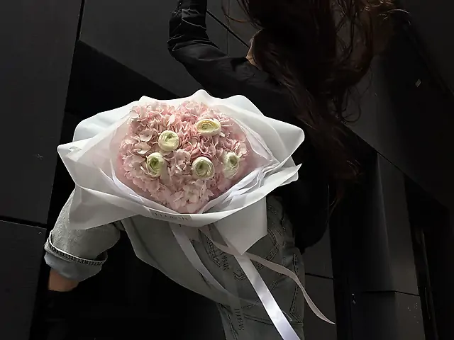 Букет з рожевих гортензій та ранункулюсів