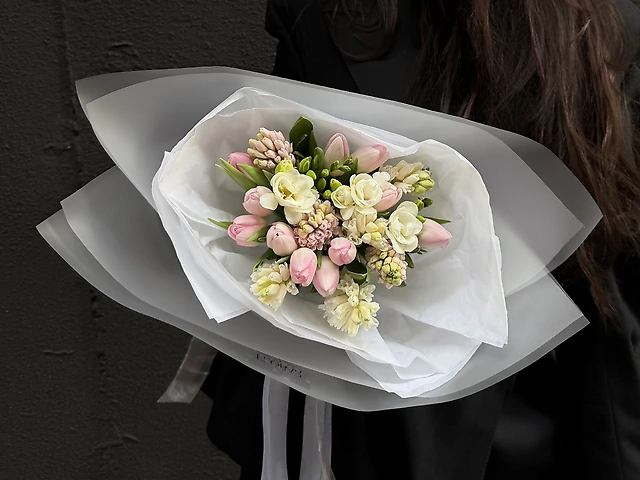 Букет з тюльпанів, ароматних гіацинтів та фрезій