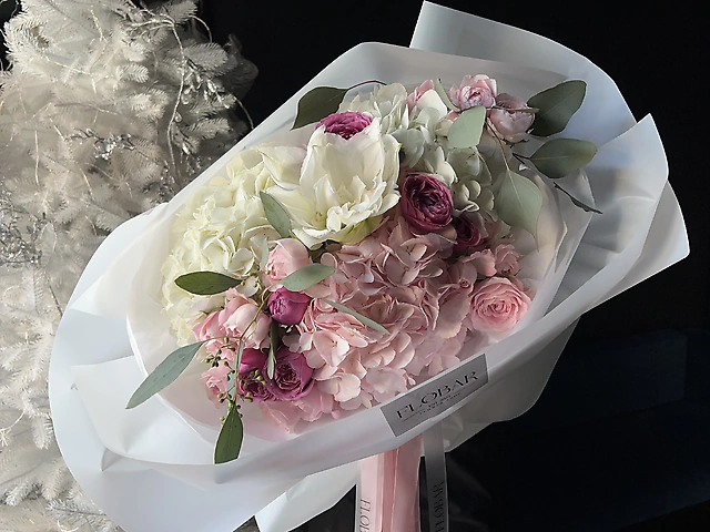 Букет з гортензій, кущової троянди фейрі кісс та місті баблз, амарилісу та евкаліпту