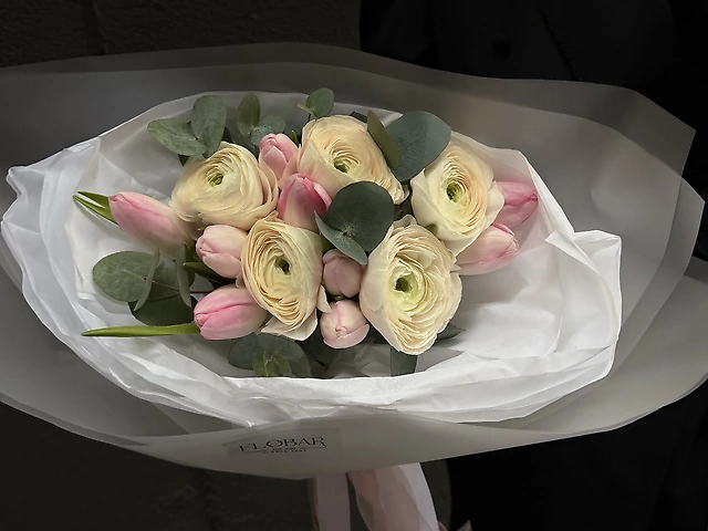 Букет з ранункулюсів, тюльпанів та евкаліпту