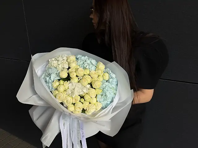 Букет з гортензій та кущової троянди Сноуворд