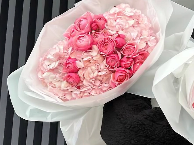 Букет з гортензій та кущової піоновидної троянди Silva Pink