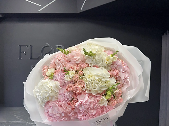 Букет з гортензії, фрезії та кущової троянди мадам бомбастік