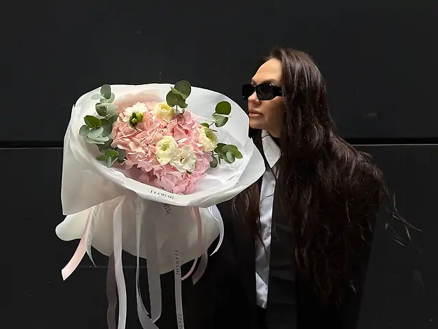 Букет з гортензією, евкаліптом та фрезією