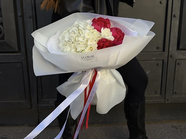 Букет з білих гортензій, червоних півоній та фрезій