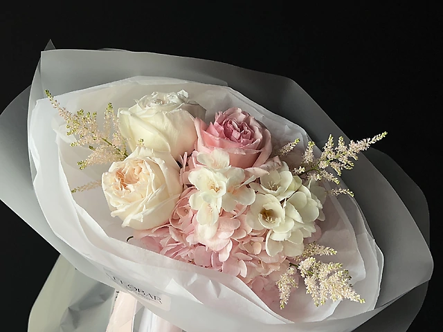 Букет з гортензії, ароматних фрезій, парфумованої троянди Ohara та астільби