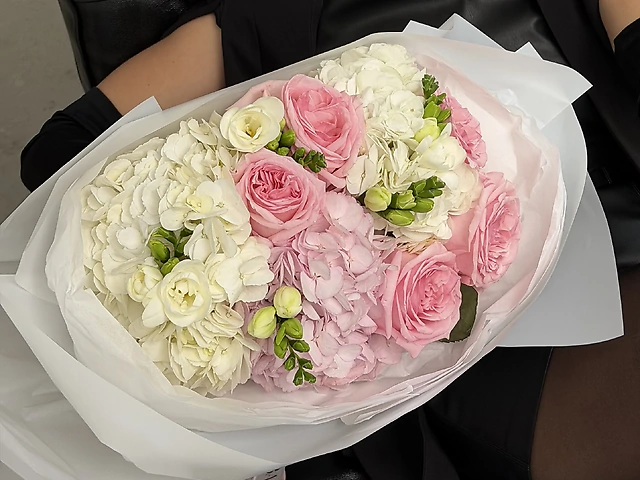 Букет з гортензій, парфумованої троянди Pink Ohara та фрезій