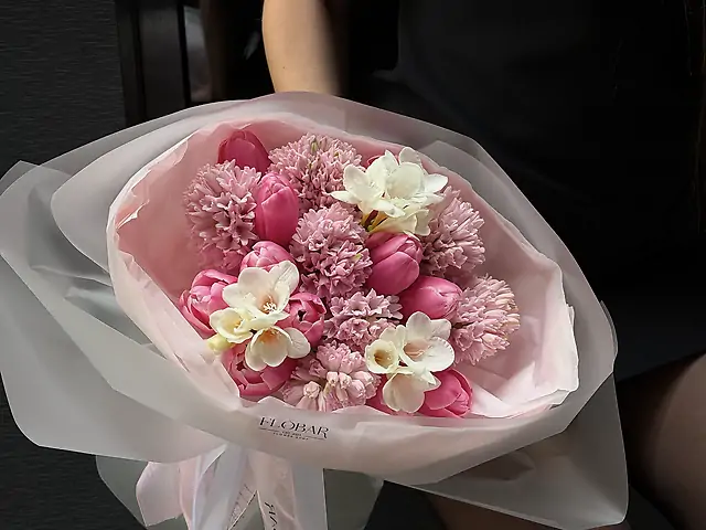 Букет з гіацинтів, тюльпанів та фрезій