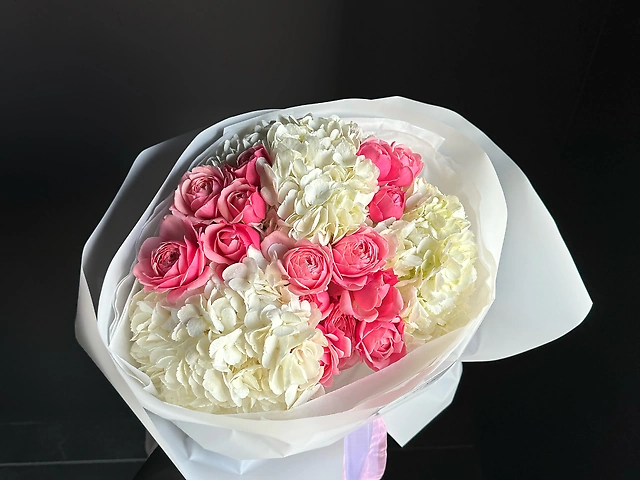 Букет з гортензій та кущової піоновидної троянди Silva Pink