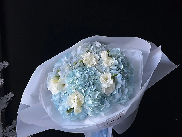Букет з гортензій та фрезій