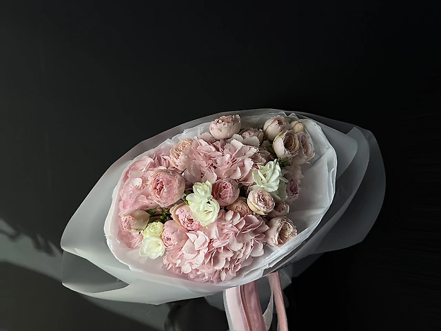 Букет з гортензії, мансфілд та фрезії