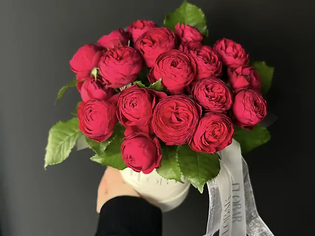 Бокс у розмірі ХS з червоної кущової троянди Черрі