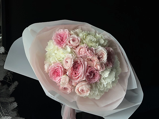 Букет з гортензії, кущової троянди Фейрі кісс та парфумованої троянди Pink Ohara