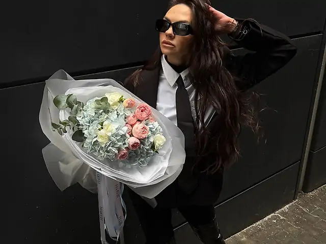 Букет з гортензією , мансфілдом , евкаліптом та фрезією