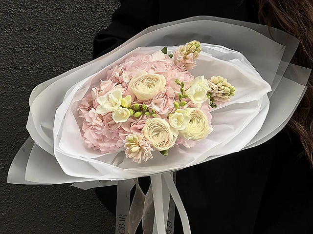 Букет з гортензій, ранункулюсів, ароматних гіацинтів та фрезій