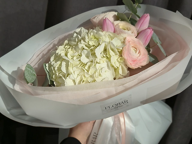 Букет з білої гортензії, ранункулюсів та тюльпанів