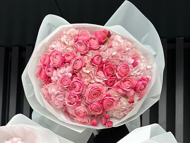 Букет з гортензій та кущової піоновидної троянди Silva Pink