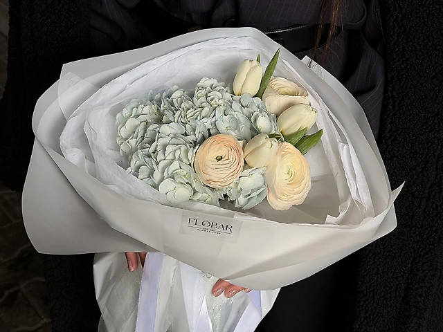 Букет з блакитної гортензії, ранункулюсів та тюльпанів