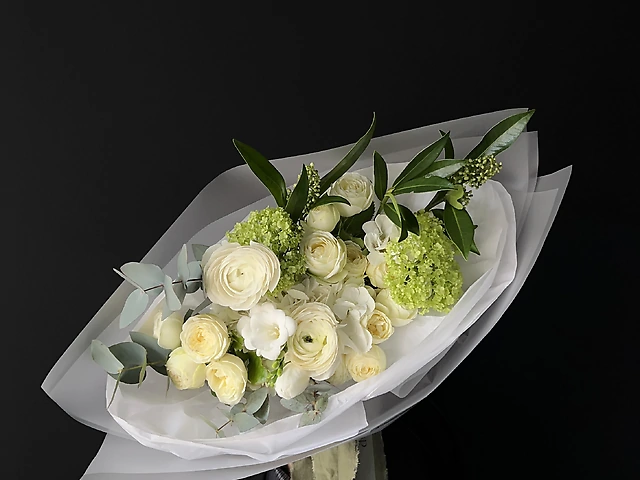 Букетик з гортензії, вібурнуму, ранунункулюсів, ароматних фрезій, евкаліпту та скімії