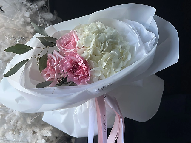 Букет з гортензії, парфумованої троянди Pink Ohara та евкаліпту