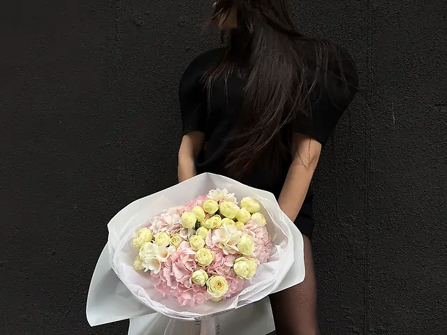 Букет з гортензій, кущової троянди Сноуворд та фрезій