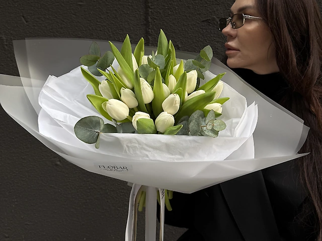 Букет з 19 білих тюльпанів та евкаліпту