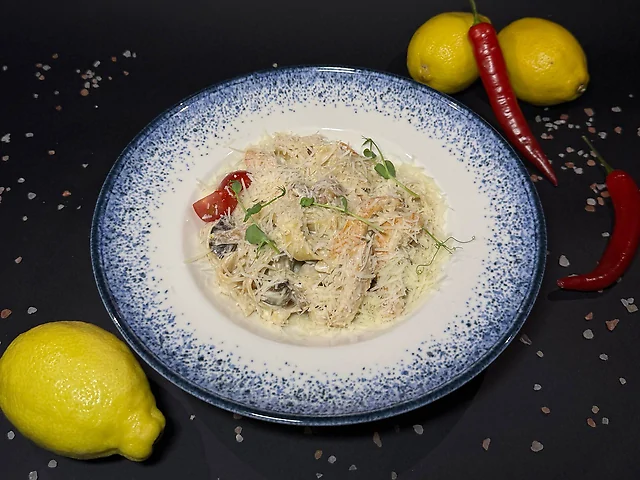 Фетучіні з куркою та грибами