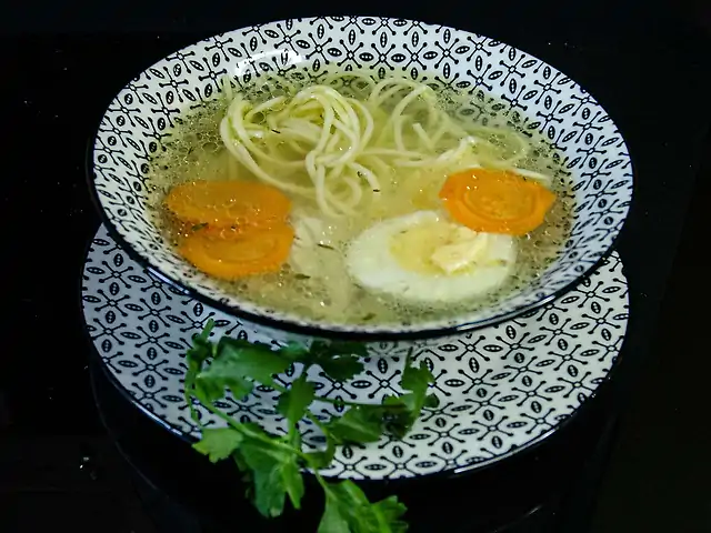 Бульон курячий з локшиною та курячим яйцем