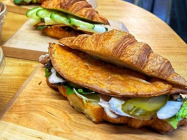 Круасан з куркою, печерицями та омлетом