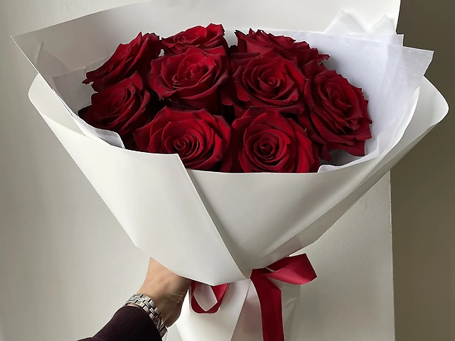 Монобукет 9 еквадорських червоних троянд