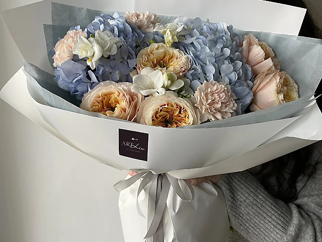 Букет з блакитними гортензіями