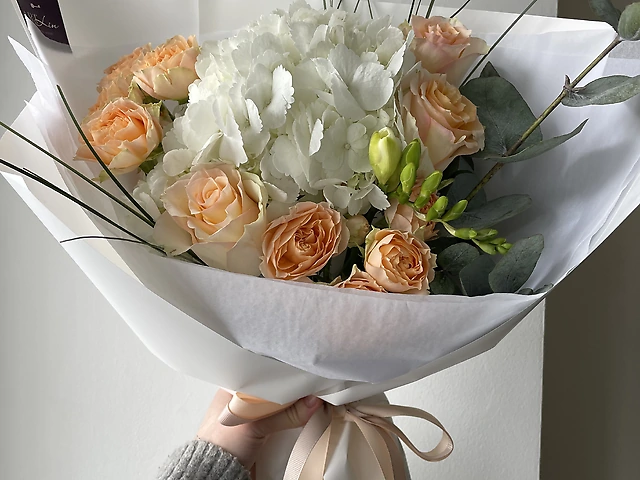 Букет у світло-персикових відтінках