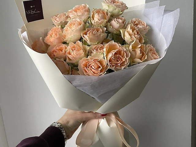 Монобукет персикових кущових троянд
