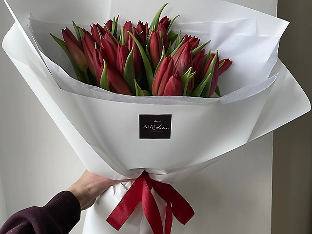 25 червоних тюльпанів