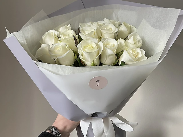 Букет з 15 білих троянд