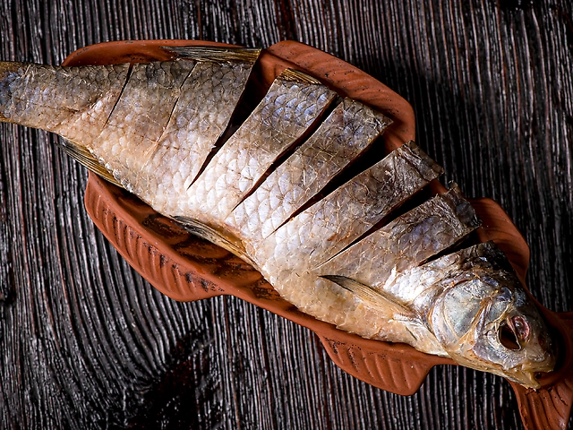 Тарань в'ялена з ікрою