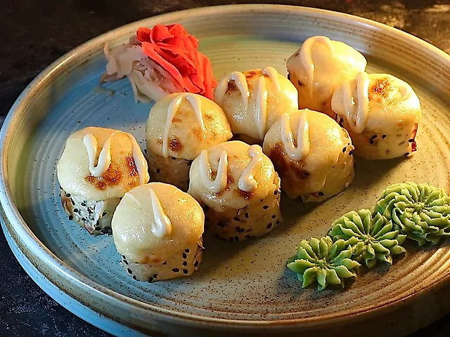 Запечений рол з лососем