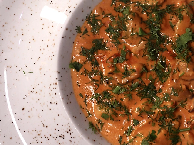 Соте з морепродуктів у вершково-томатному соусі