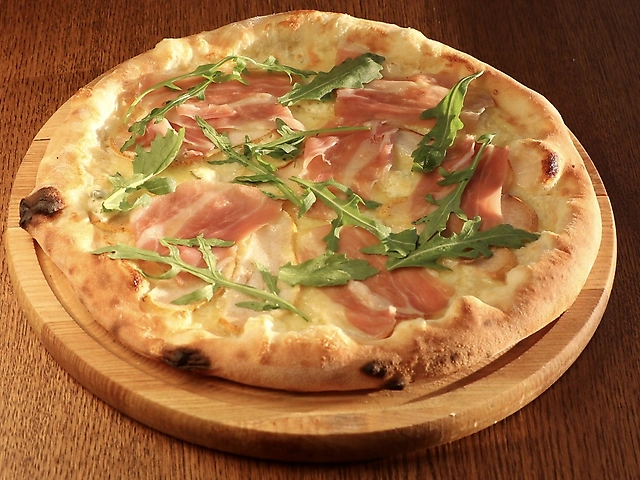 Піца з грушею та пармою