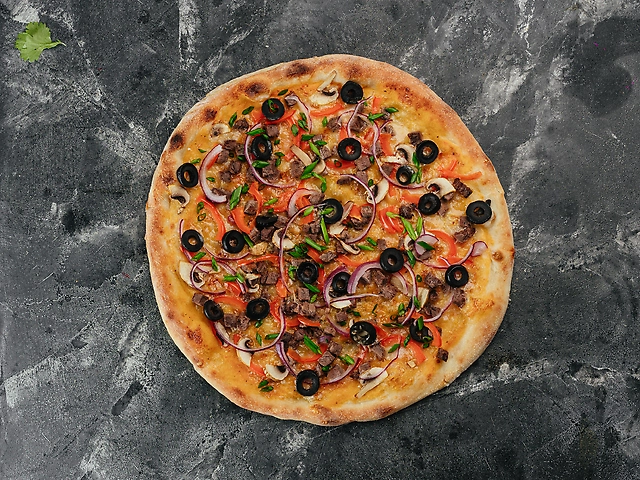 Фірмова піца з телятиною