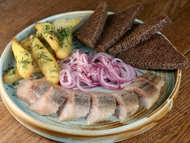 Оселедець з картопляними скибочками