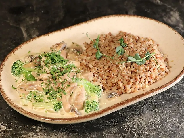 Гречка з куркою та овочами