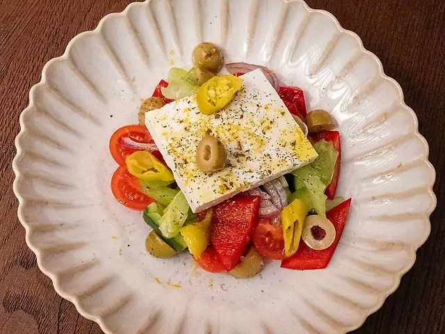 Грецький салат з оливками гриль